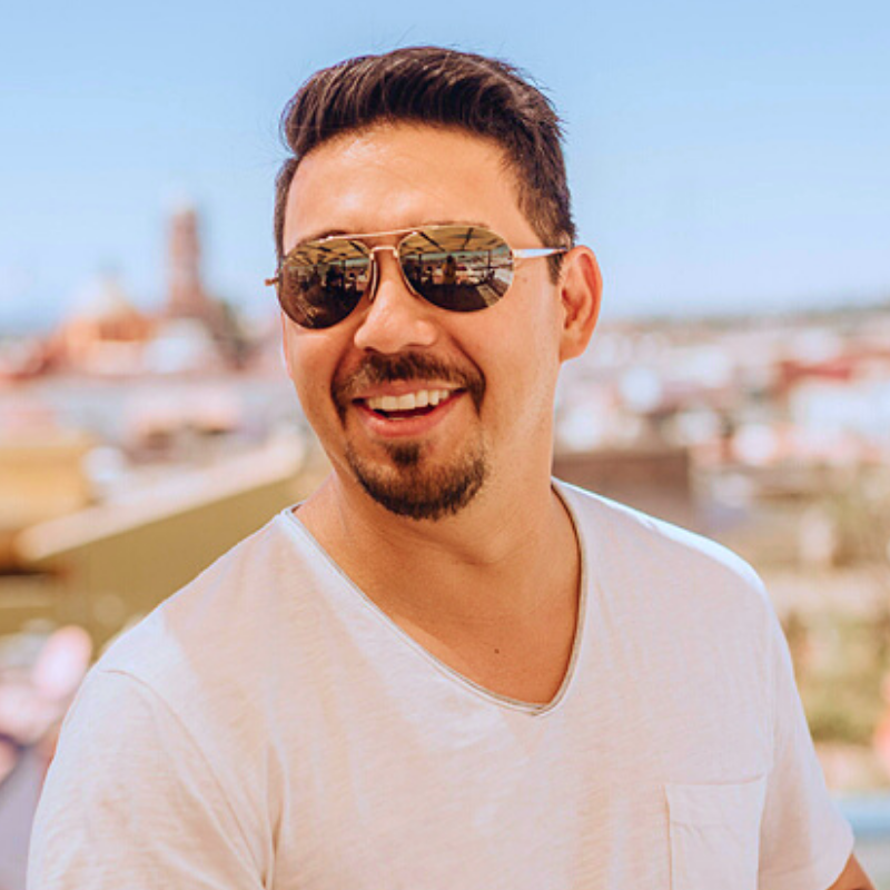 The Maverick Show: Remote Entrepreneurship and World Travel