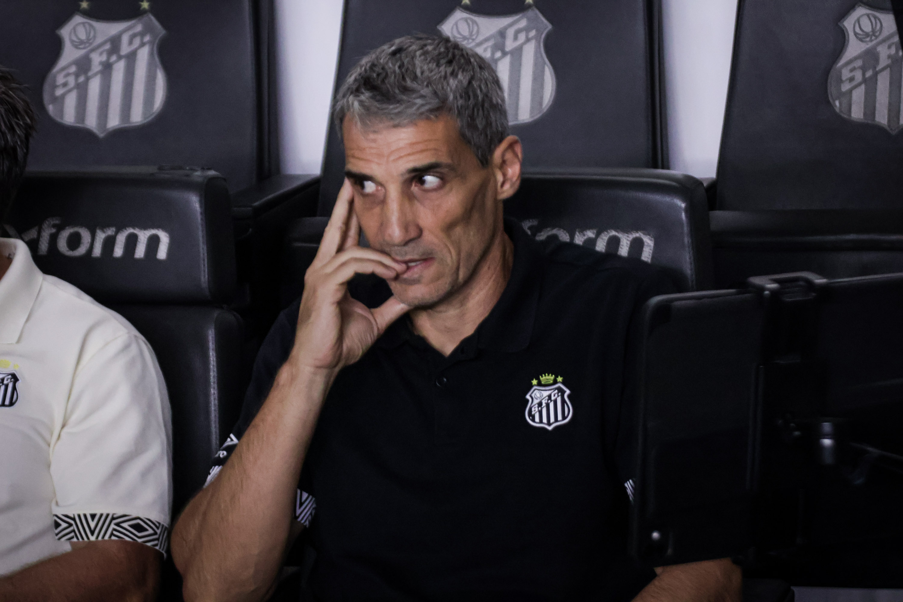 Santos demite Vojvoda após derrota para o Internacional pelo Brasileirão