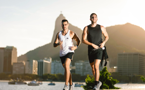 Correr mais cedo, roupa UV, ou até esteira; saiba estratégias de corredores para driblar o calor do verão