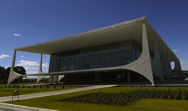 Homem é preso ao tentar invadir Palácio do Planalto Homem é preso ao tentar invadir Palácio do Planalto