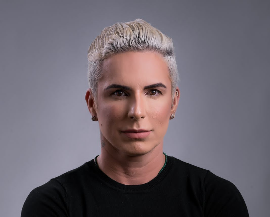 Dentista influencer é denunciada após pacientes sofrerem infecções e deformidades em cirurgias no ES episode artwork