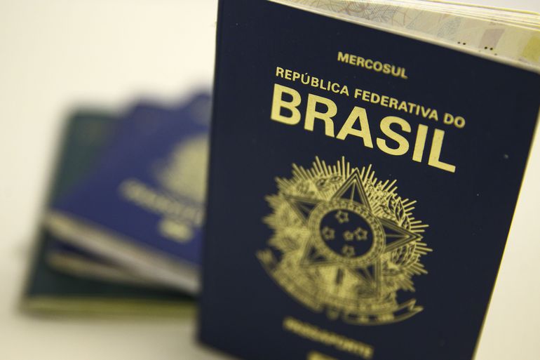 Número de brasileiros deportados dos EUA atinge maior patamar em 2025 e chega a 2,2 mil