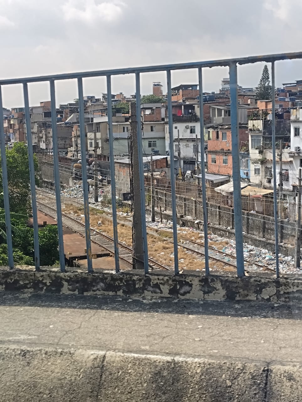 Passageiros reclamam de lixo na linha férrea em Del Castilho e Mangueira, na ZOna Norte do Rio