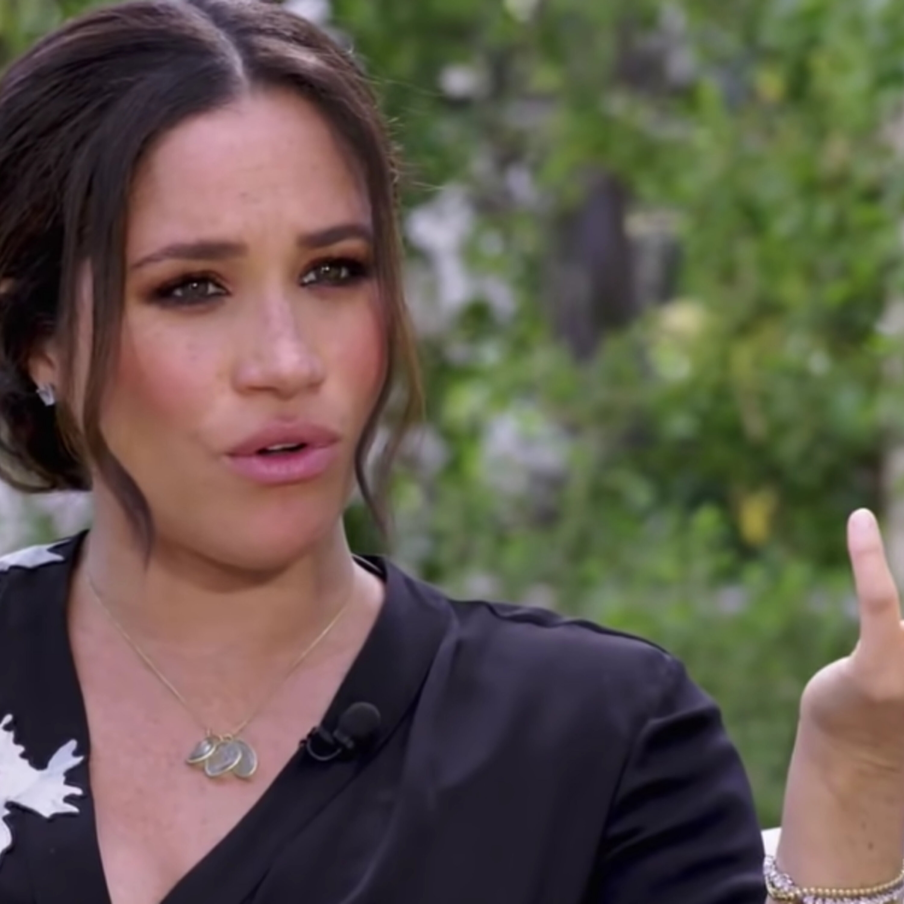 Meghan Doesn't Seem To Like The Royal Family And Chris Harrison Apologizes