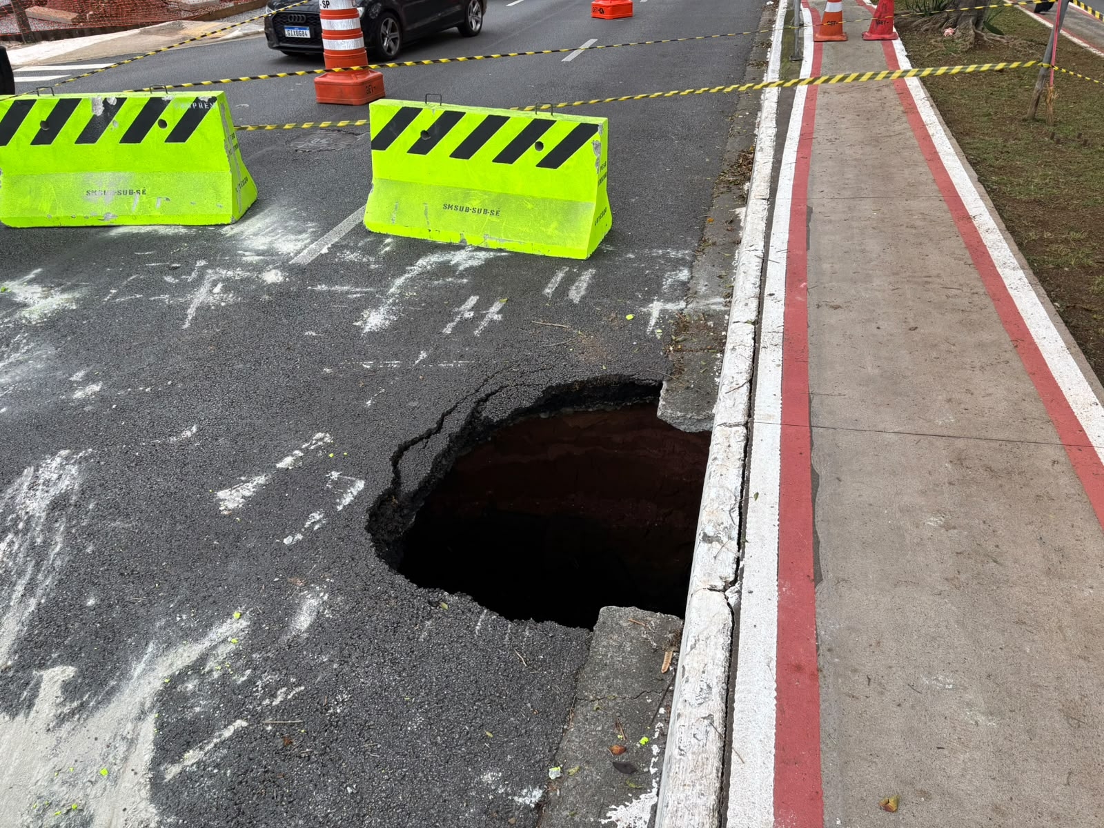Cratera interdita duas faixas da Avenida Pacaembu e causa lentidão na Zona Oeste de SP episode artwork