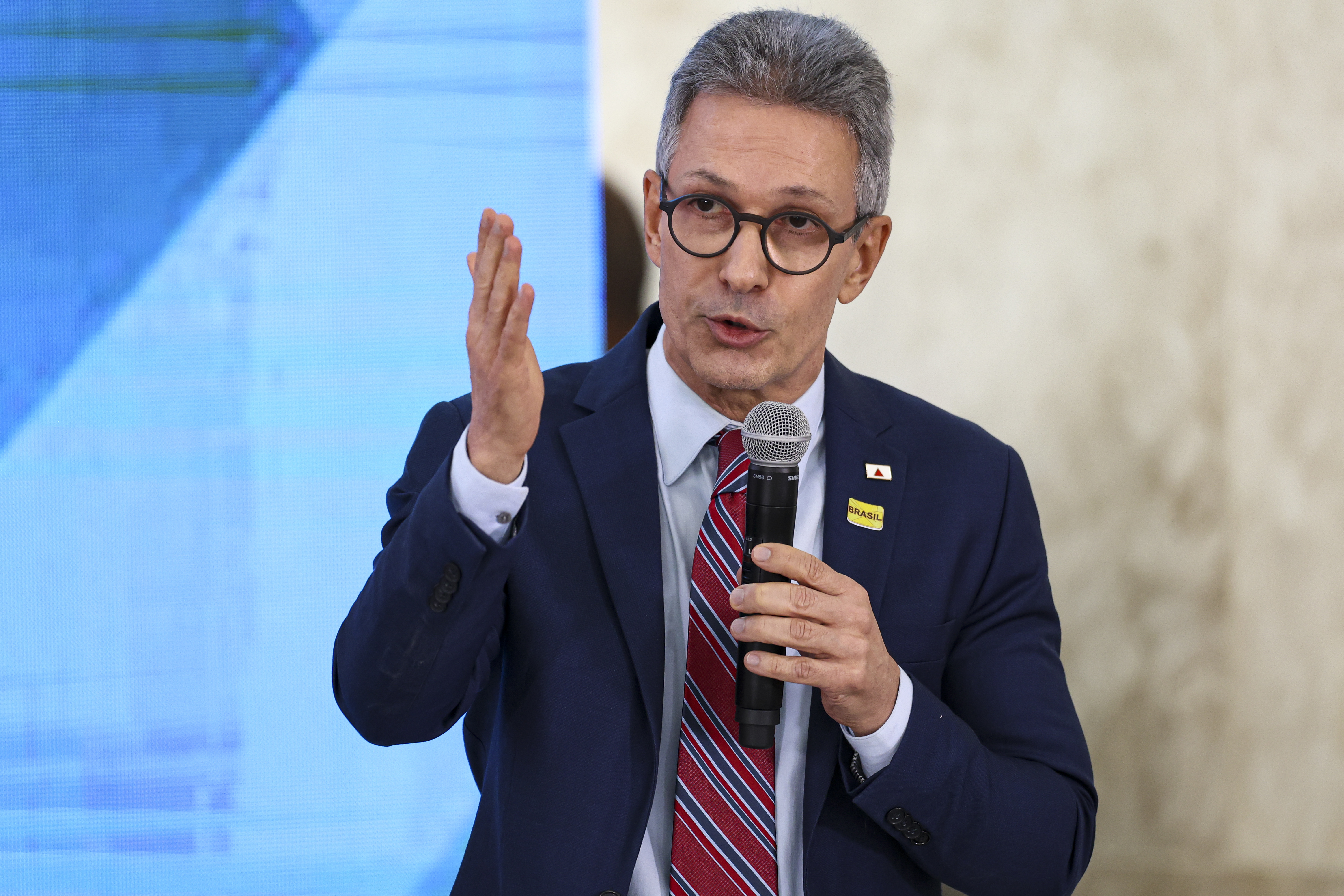 Apesar de crítica a pedido de dinheiro, Zema admite que votaria em Flávio episode artwork