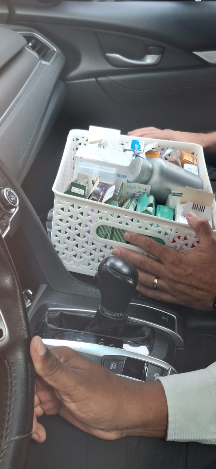 Agentes chegam à PF com caixas de remédios após detenção de Bolsonaro