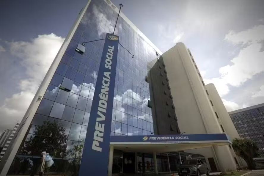 André Mendonça determina bloqueio de R$ 390 milhões de sindicato investigado por fraudes no INSS