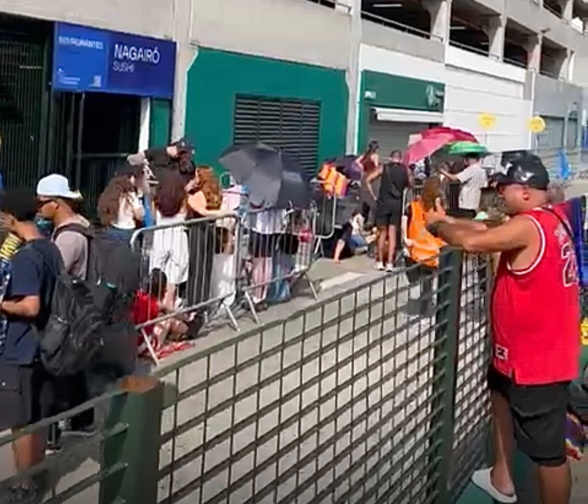 Fãs tomam a calçada do Allianz Parque horas antes do show do Bad Bunny