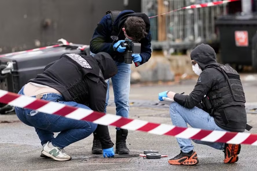 Macron diz que tiroteio nos arredores de Paris foi 'ataque terrorista e racista' episode artwork