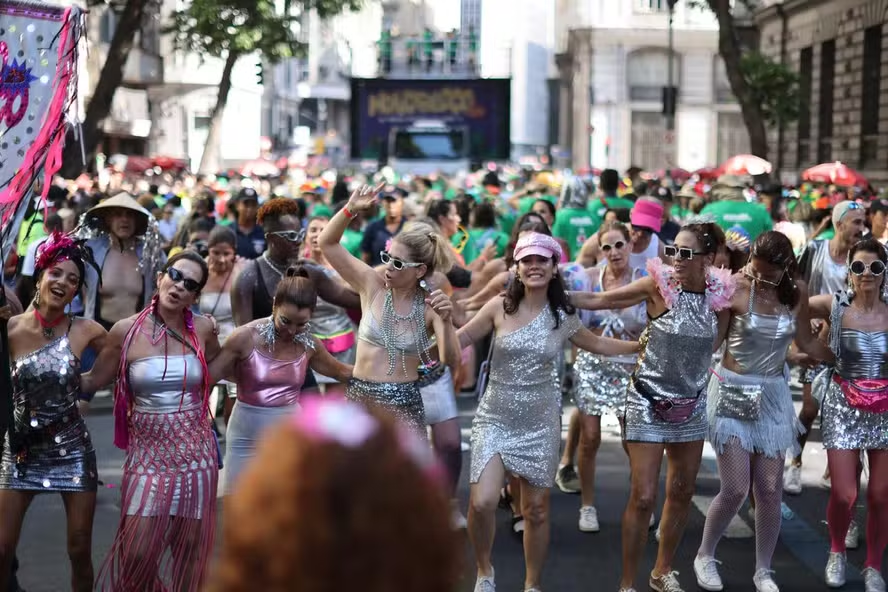 Monobloco celebra 26 anos e homenageia Jorge Aragão no Carnaval