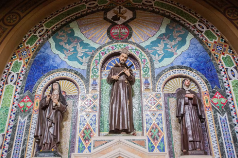 Fiéis se reúnem na Igreja dos Capuchinhos, na Tijuca, para celebrar o Dia de São Sebastião