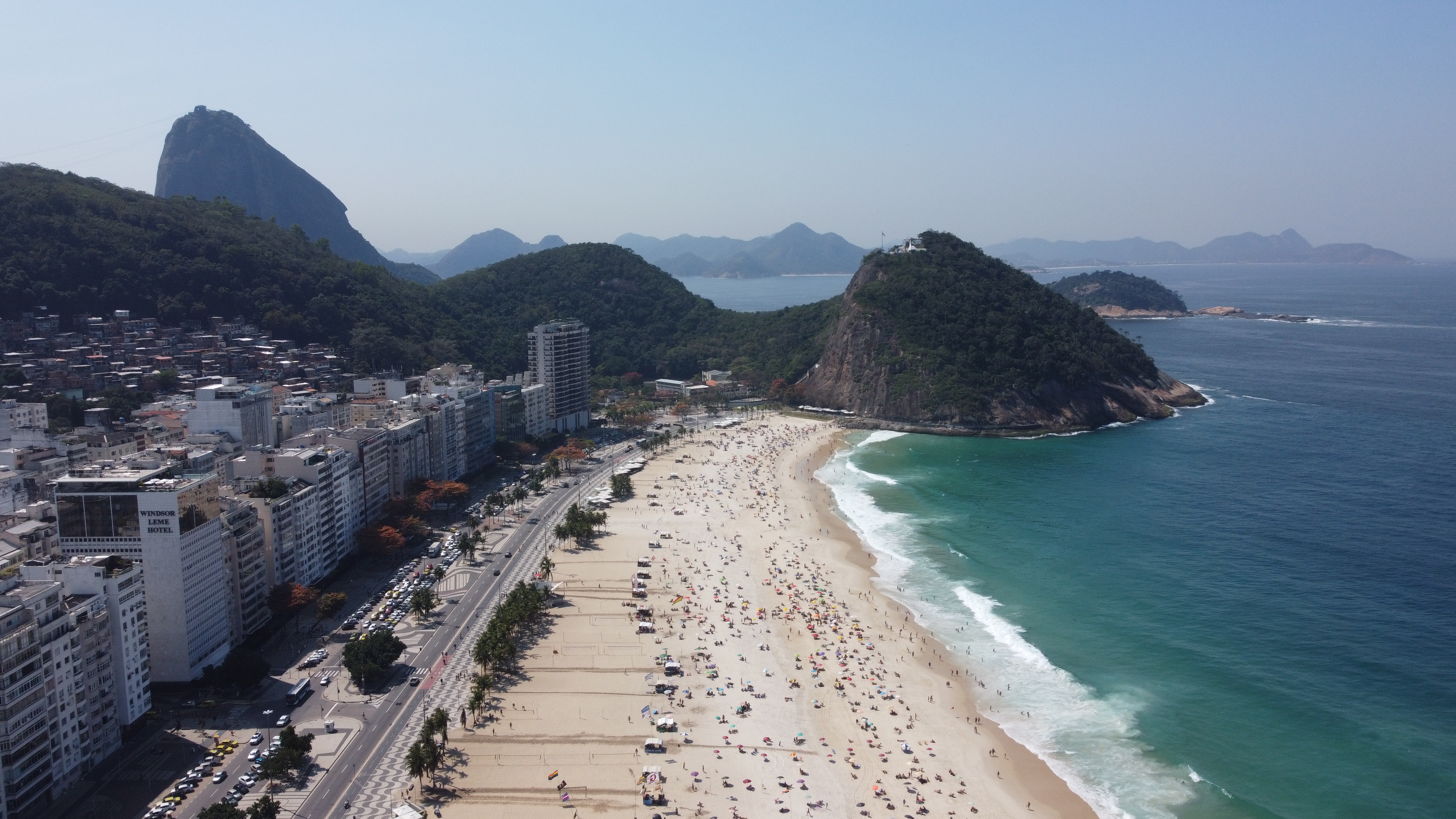 Manifesto diz que comércio irregular na orla saiu do controle; 'questão de fiscalização', diz diretora do Visit Rio episode artwork