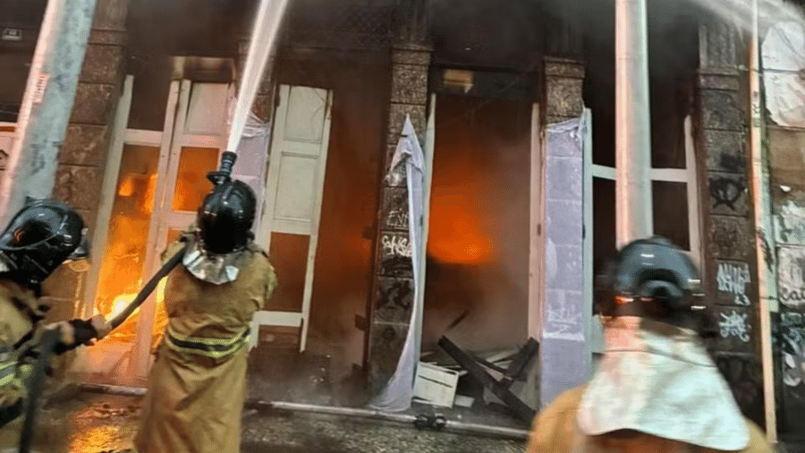 Incêndio atinge casarão na Lapa, no Centro do Rio