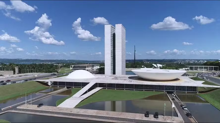 Emendas parlamentares fragilizam o Executivo e alimentam distorções na política, avalia cientista político episode artwork