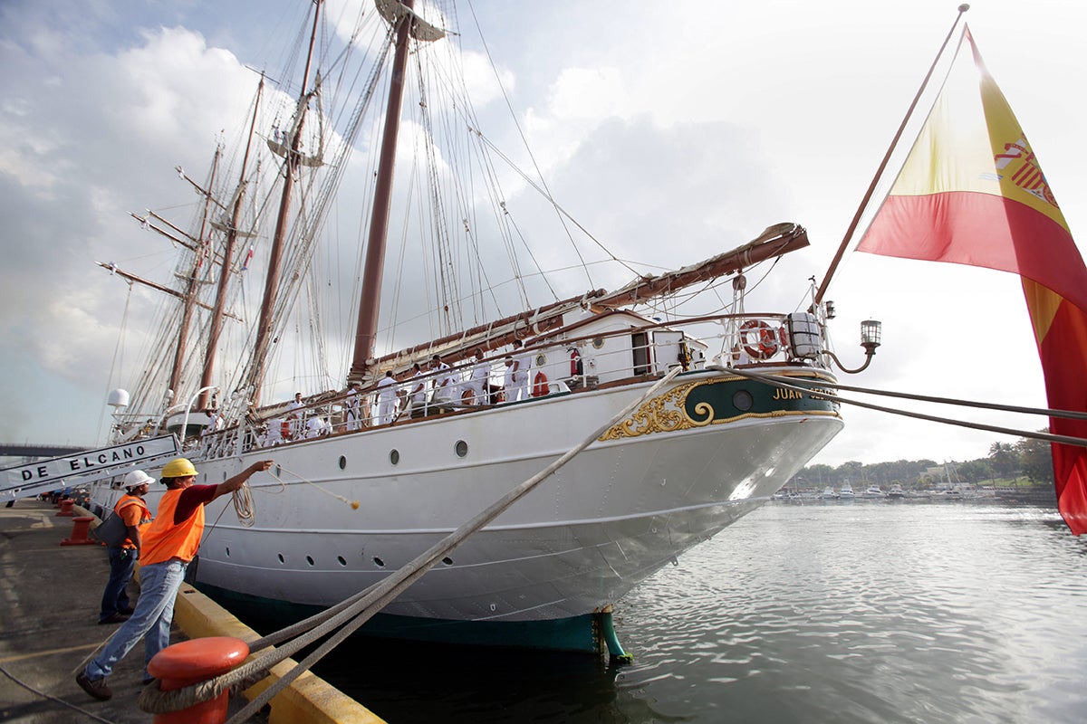 Territorio Negro: Juan Sebastián Elcano, el barco de la Armada, el barco del Mondongo