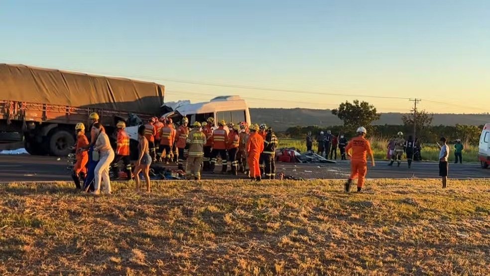 Motorista de van que bateu em caminhão e deixou cinco mortos no DF diz que dirigia há mais de 12 horas