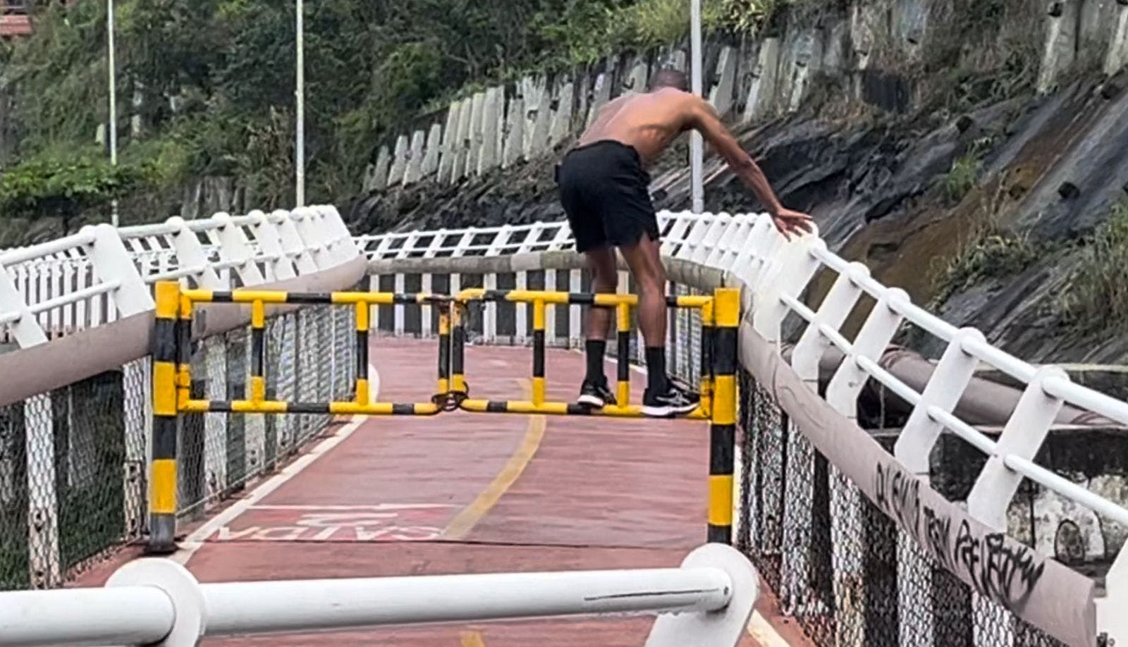 Ressaca provoca interdição na Ciclovia Tim Maia; reportagem CBN flagra pedestres e ciclistas ignorando bloqueio