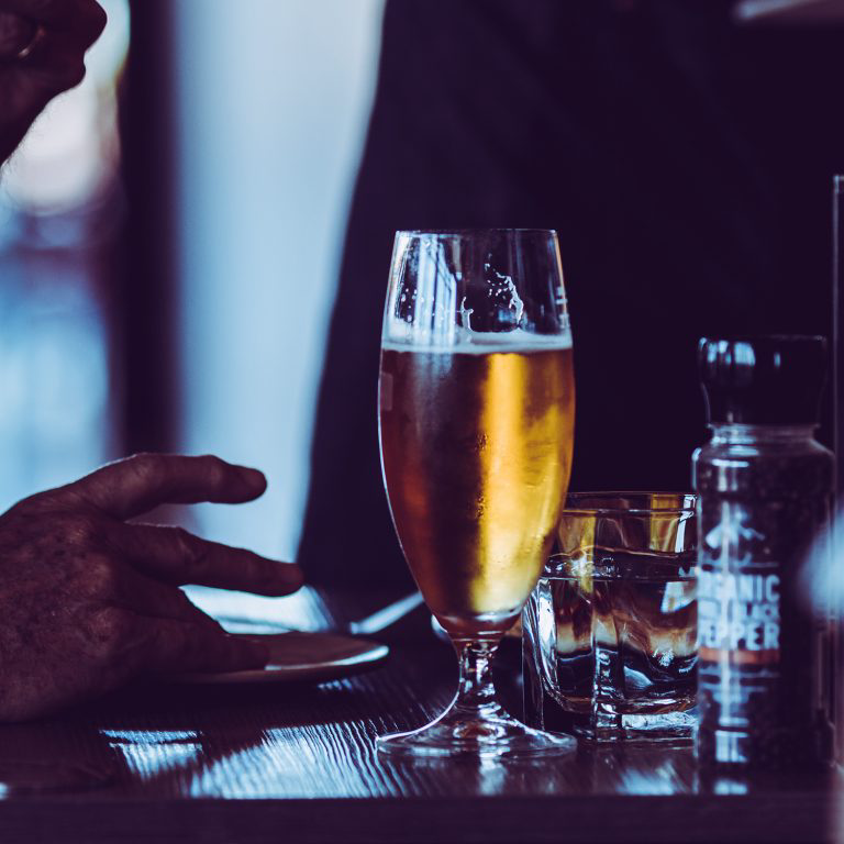 Z世代は世界的に「飲酒離れ」している？ 理由は「コロナ禍」「インフレ」「SNSの影響」… アメリカZ世代が本音トーク episode artwork