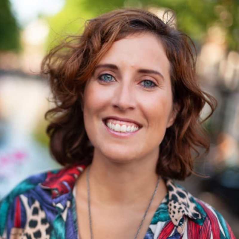 111: Building Nomadic Communities, the Beauty of Drag Queens, and Running an Effective Affiliate-Marketing Program with Rosanna Lopes