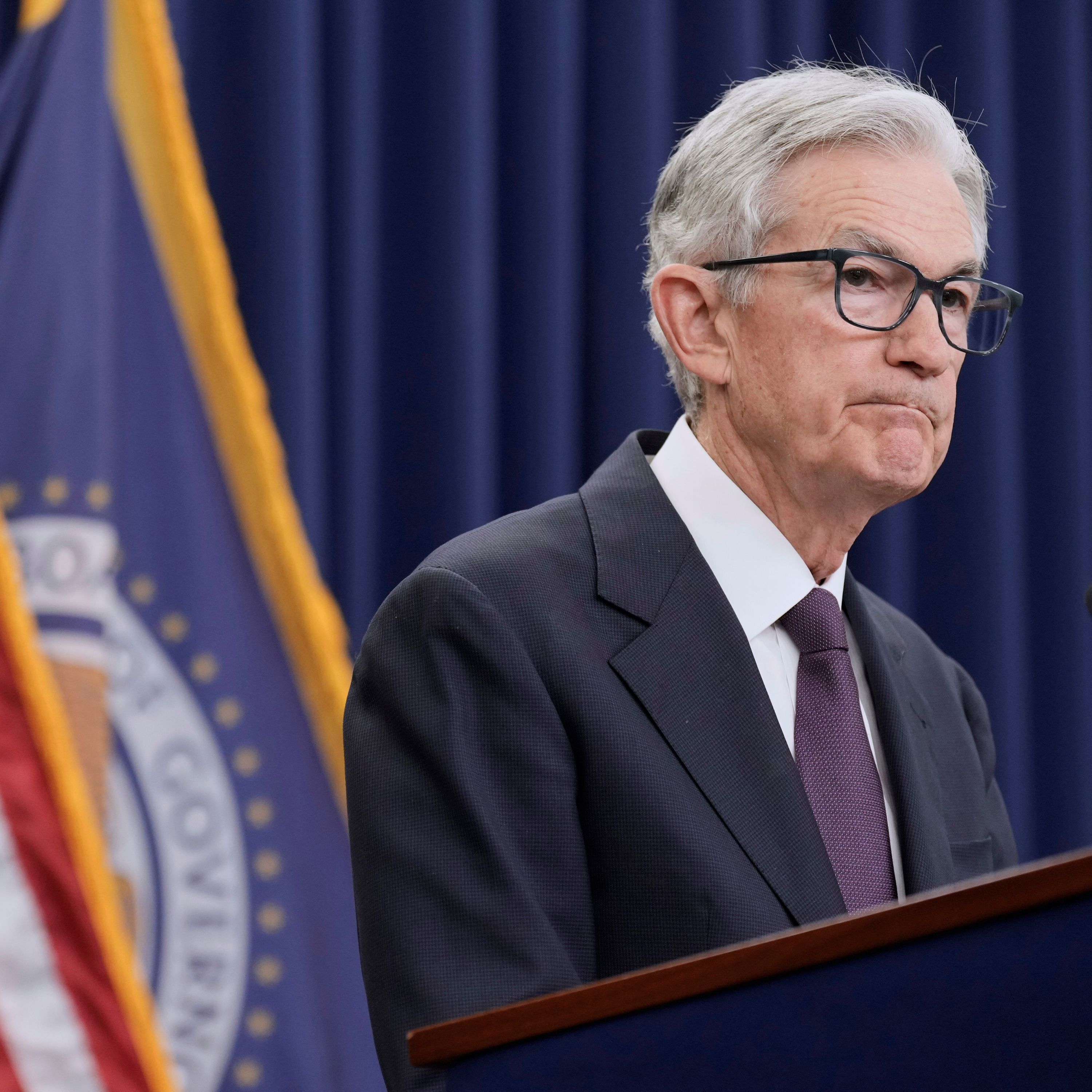 Fed Keeps Rates Steady, Eyes Cuts Despite Rising Inflation