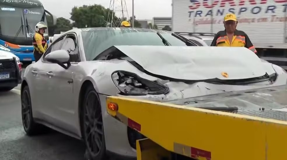 Motorista de Porsche abandona carro e foge após acidente na Marginal Tietê