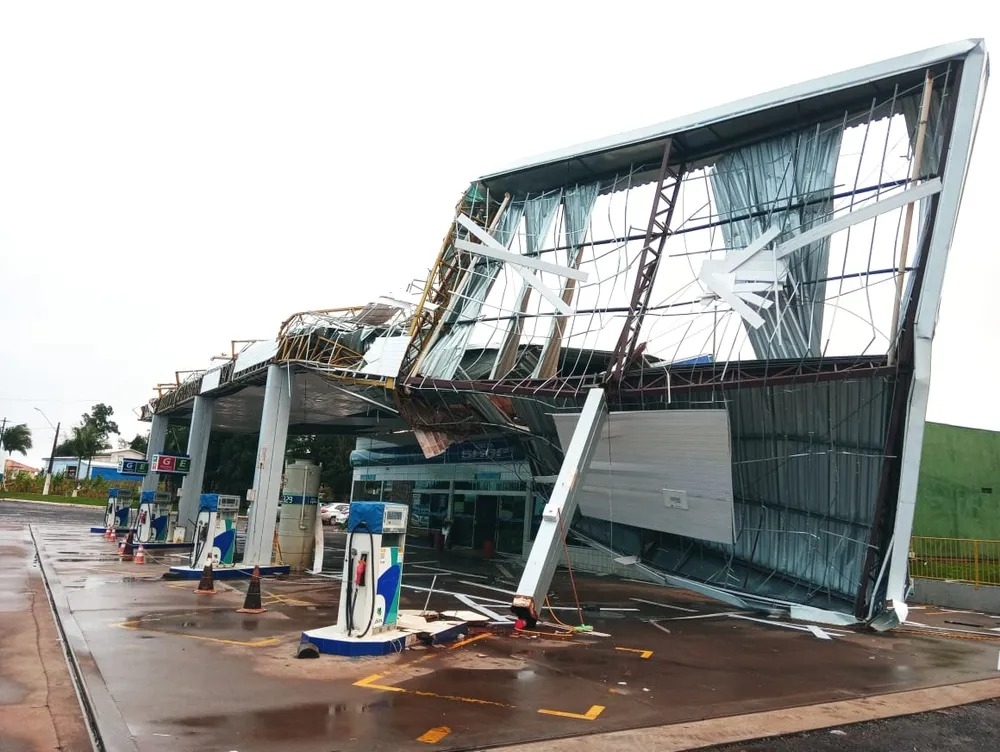 Temporal no Paraná gera queda de árvores em Curitiba e ventos de 125 km/hora em Apucarana episode artwork