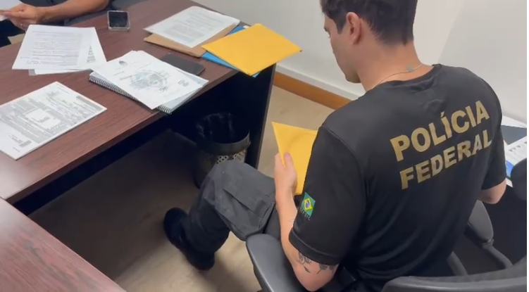 Alvo da busca e apreensão da PF, diretor-presidente do Rioprevidência está fora do país