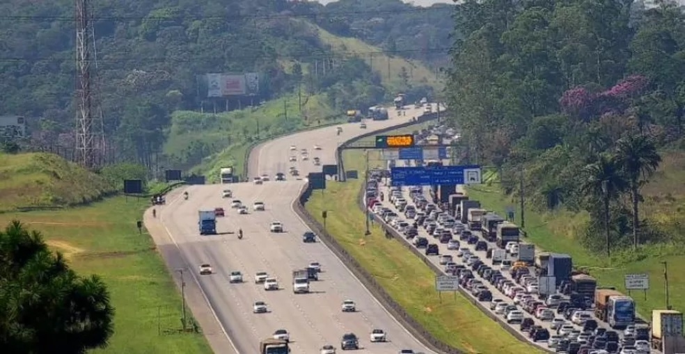 Feriadão deve levar até 360 mil veículos ao litoral de SP e exige atenção a horários de pico nas estradas