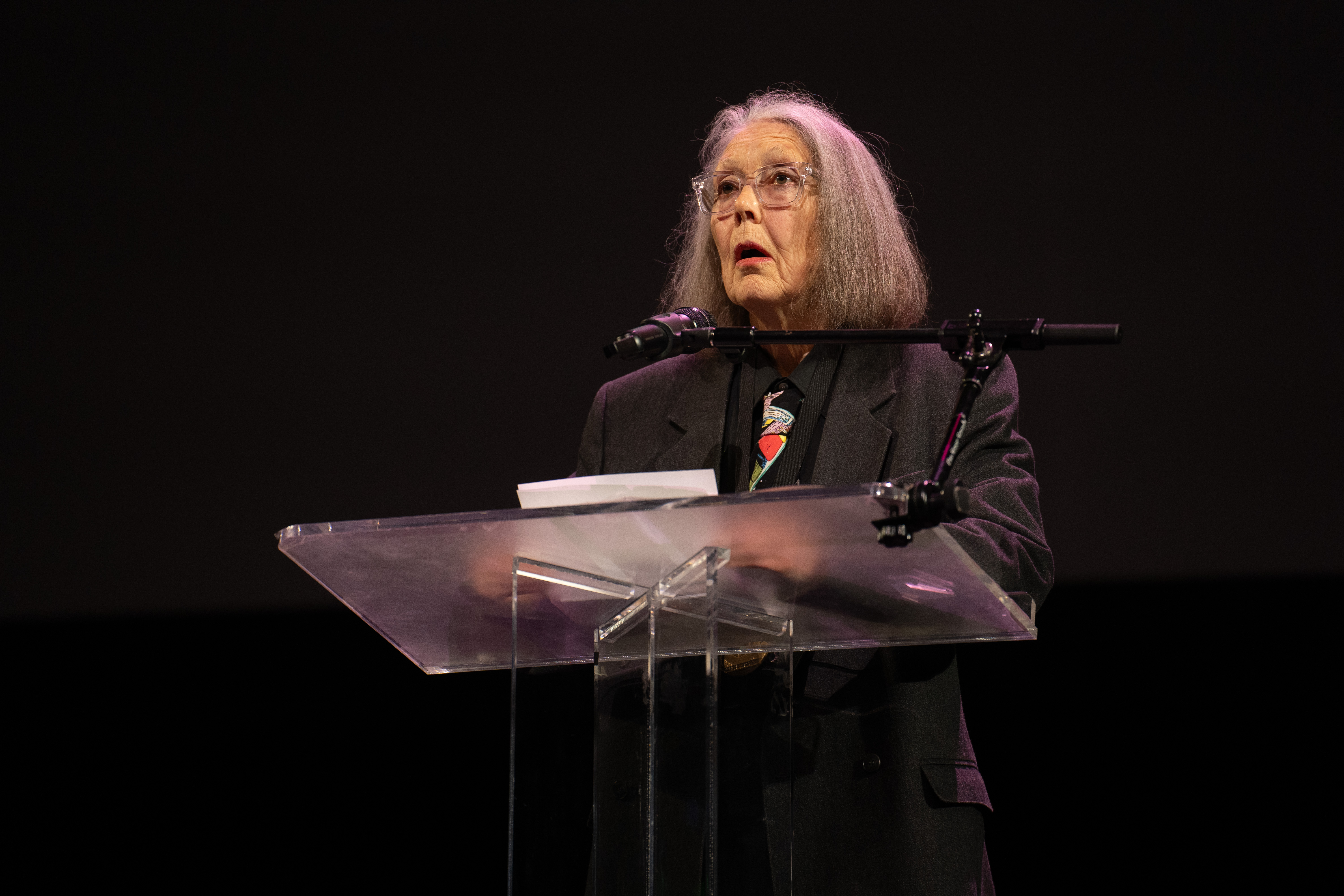 Autora canadense Anne Carson vence Nobel de Literatura 2026 episode artwork