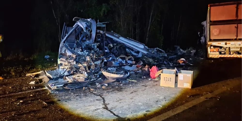 Acidente entre caminhão e micro-ônibus deixa ao menos 21 mortos na BR-373, no Paraná episode artwork