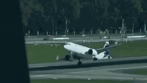 Avião que saiu do Brasil arremete ao tentar aterrissar em pista do aeroporto de Buenos Aires