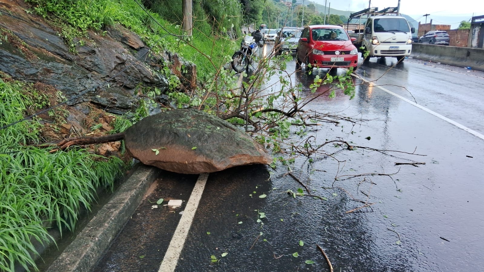 Após temporal, população contabiliza prejuízos; solo encharcado é a maior preocupação em áreas de encosta