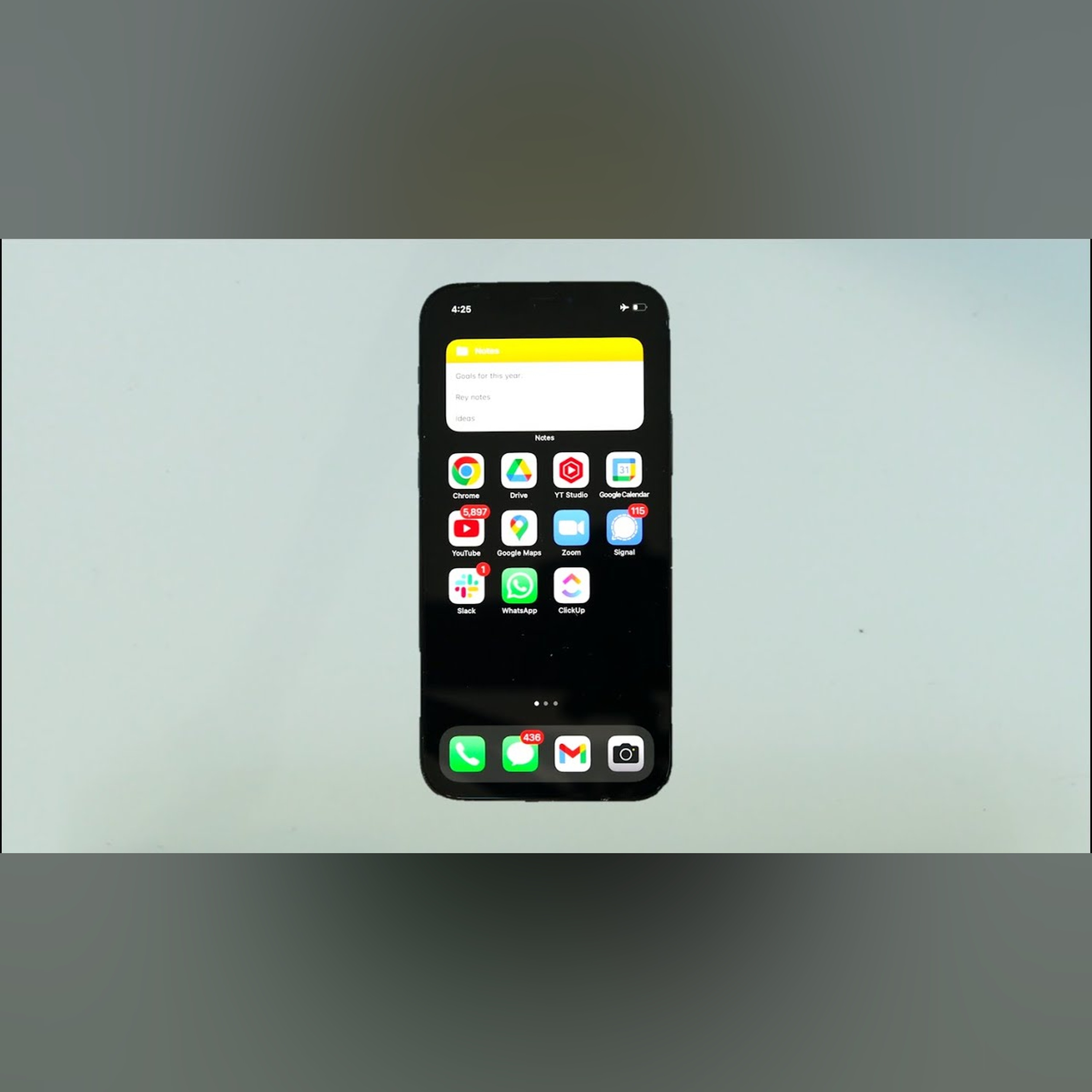 How I Organize My Phone For Productivity and Digital Minimalism
