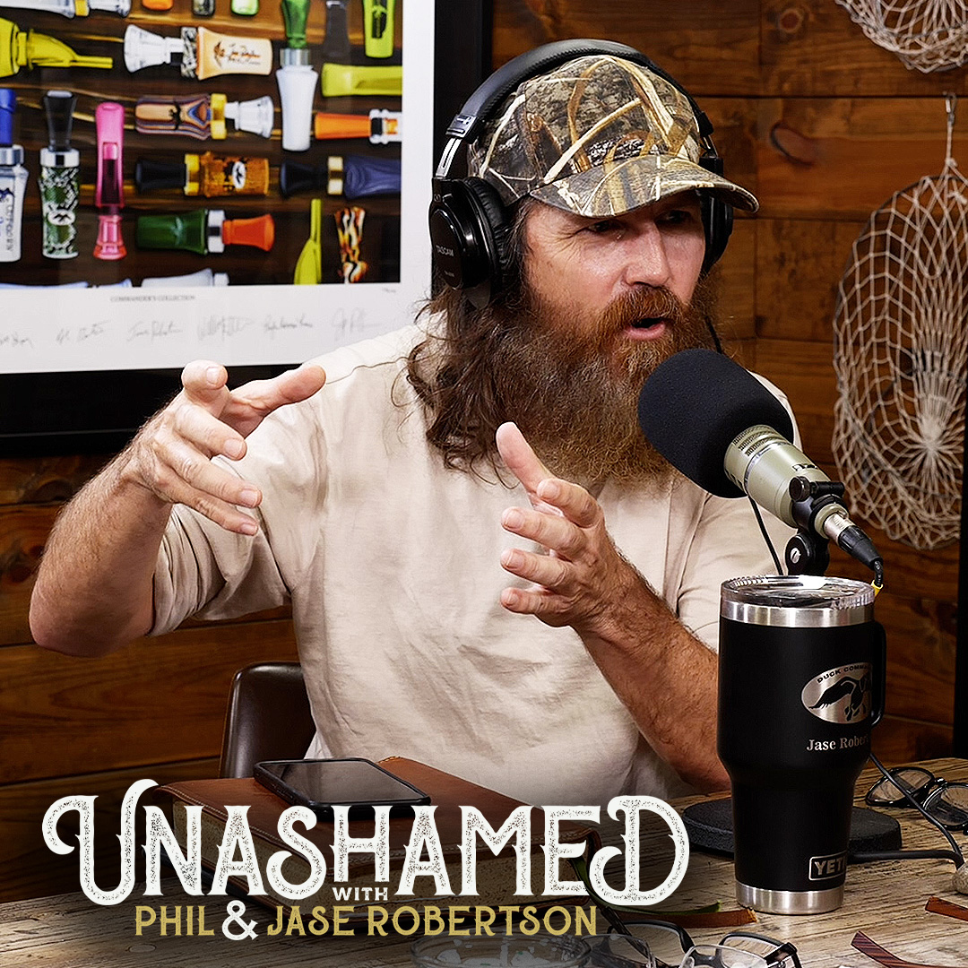 Ep 744 | Jase Encounters a Dog at a Urinal & Phil Washes What MIGHT Be Mud Off of Bobo