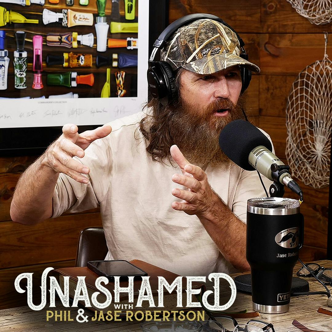 Ep 744 | Jase Encounters a Dog at a Urinal & Phil Washes What MIGHT Be Mud Off of Bobo