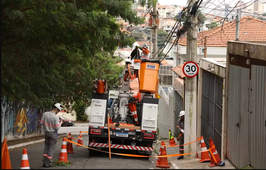 Enel afirma que vai restabelecer energia na Grande São Paulo até o fim deste domingo (14)