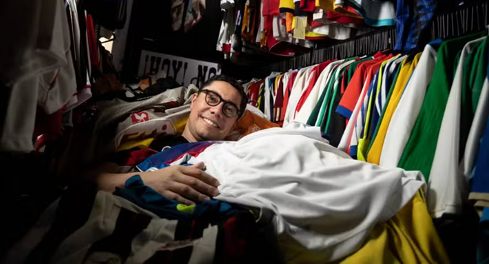Antes restritas às arquibancadas, camisas de time ganham espaço em shows, eventos e até casamentos