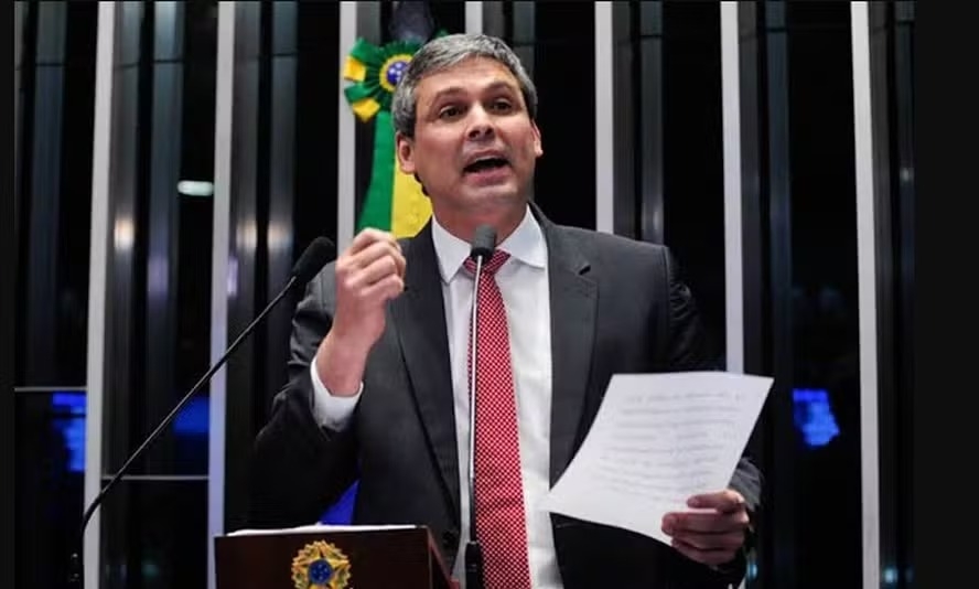 Lindbergh diz que base governista vai assinar CPI do Banco Master