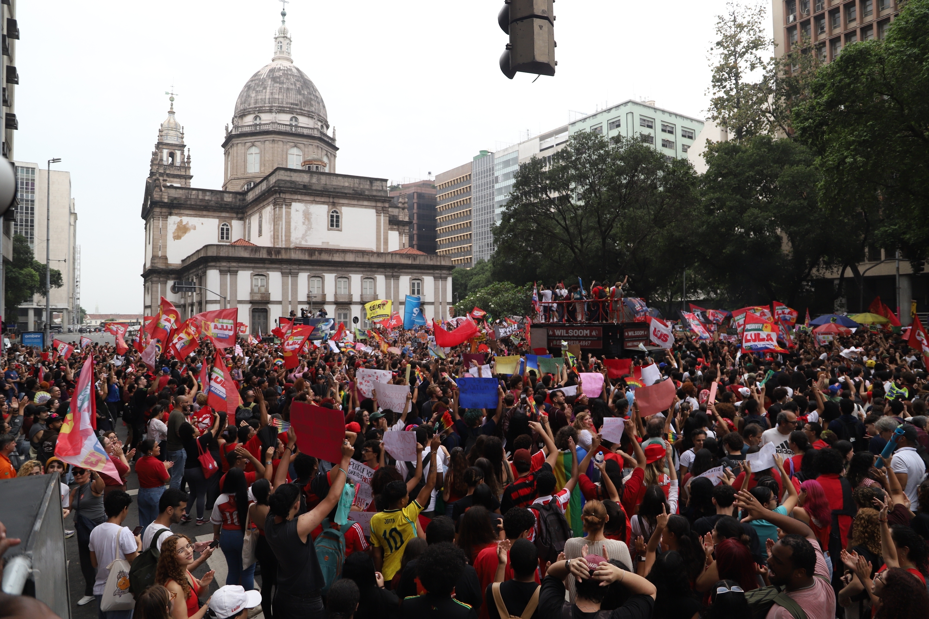 Estudantes realizam manifestação no Rio nesta quarta-feira (7) em defesa da reeleição de Lula episode artwork