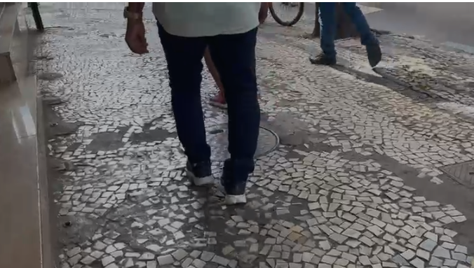Pedestres reclamam de bueiros desnivelados, buracos e calçadas sem manutenção em Copacabana