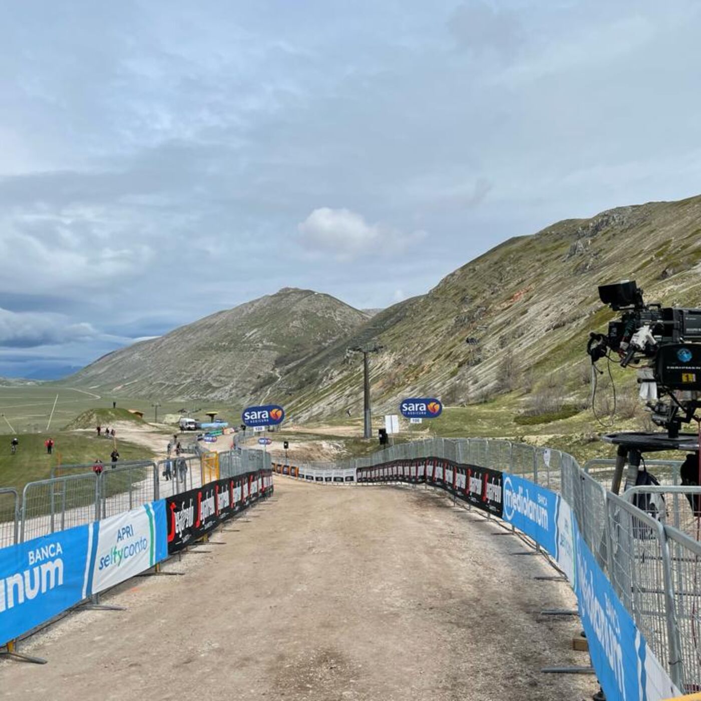 NEVER STRAYS FARFALLE: GIRO D'ITALIA STAGE 9.5 episode artwork