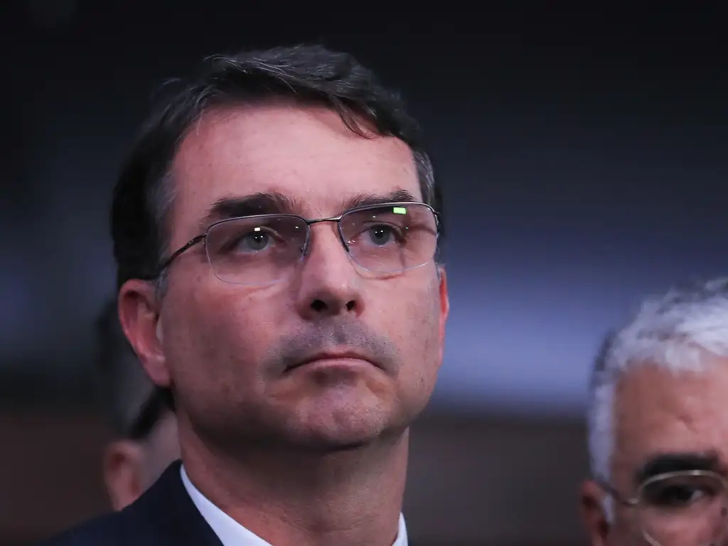 Possível candidatura de Flávio Bolsonaro movimenta o cenário político