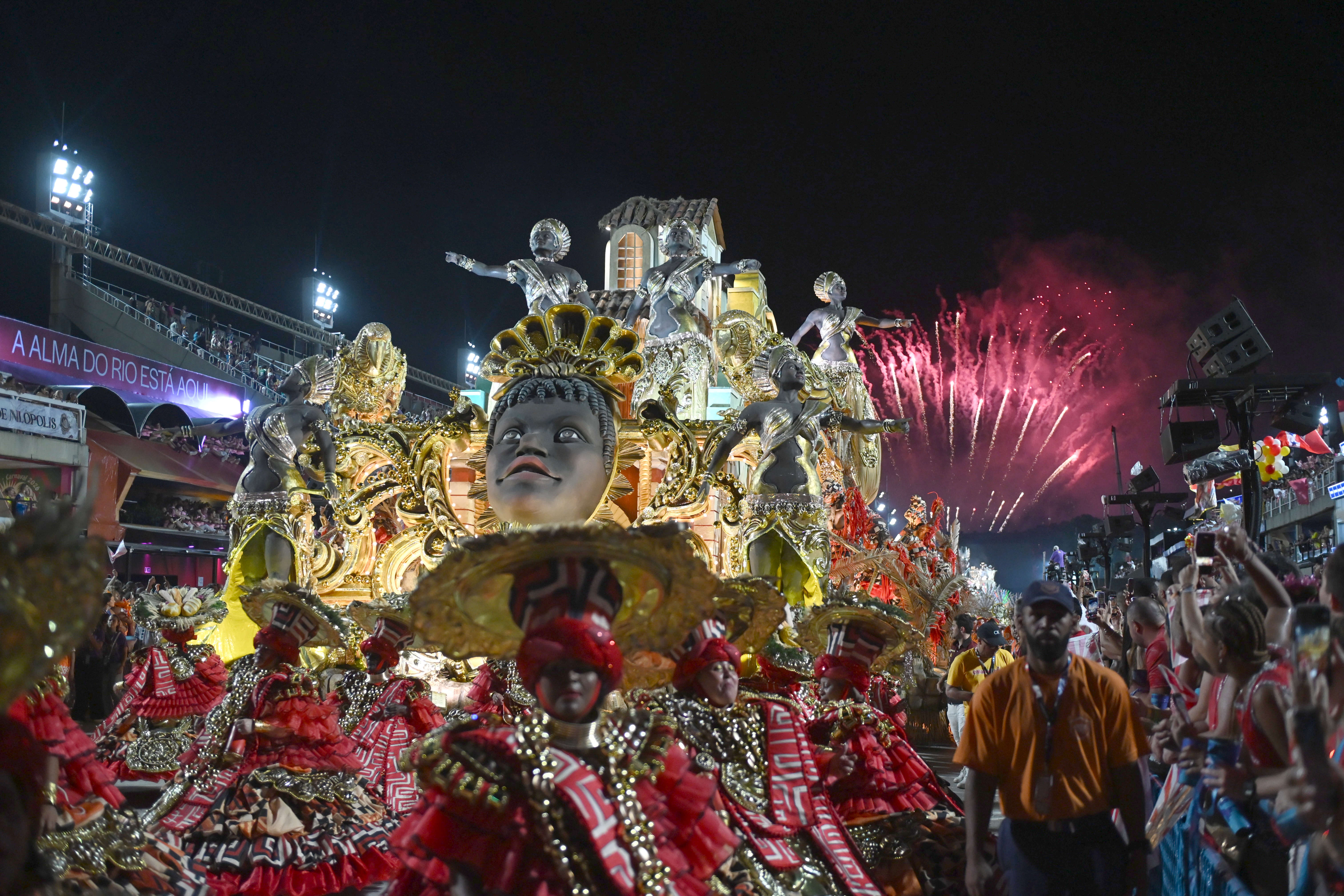 Acidente com carro alegórico da União de Maricá deixa ao menos quatro feridos no Rio de Janeiro