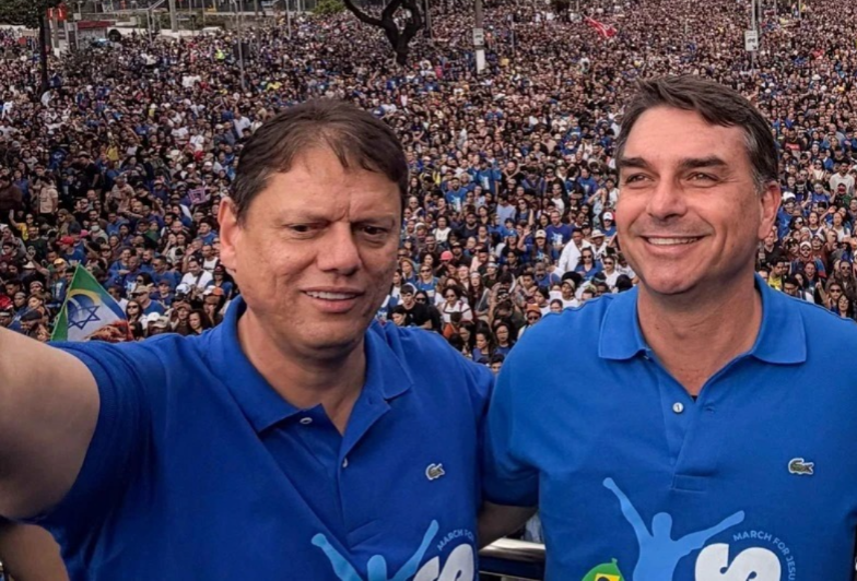 Tarcísio e Flávio Bolsonaro se reencontram quase um mês após revelações sobre Vorcaro episode artwork