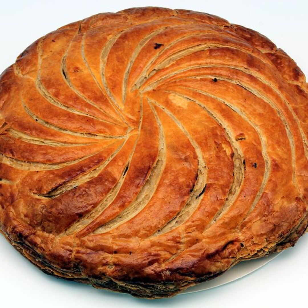 Pourquoi cache-t-on une fève dans la galette des rois ?