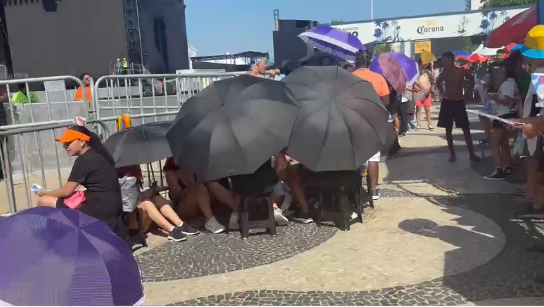 Horas antes do show, fãs de Shakira se aglomeram perto do palco em Copabana