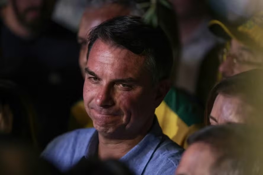 Imprensa internacional repercute fuga de Flávio Bolsonaro após derrota para Lula episode artwork