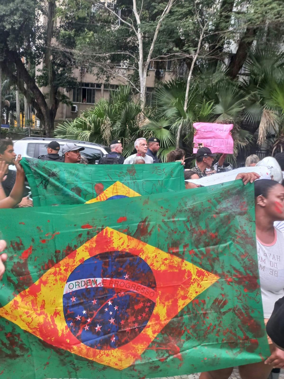 Moradores da Penha e do Alemão protestam em frente ao Palácio Guanabara durante reunião de Castro com governo Lula Moradores da Penha e do Alemão protestam em frente ao Palácio Guanabara durante reunião de Castro com governo Lula