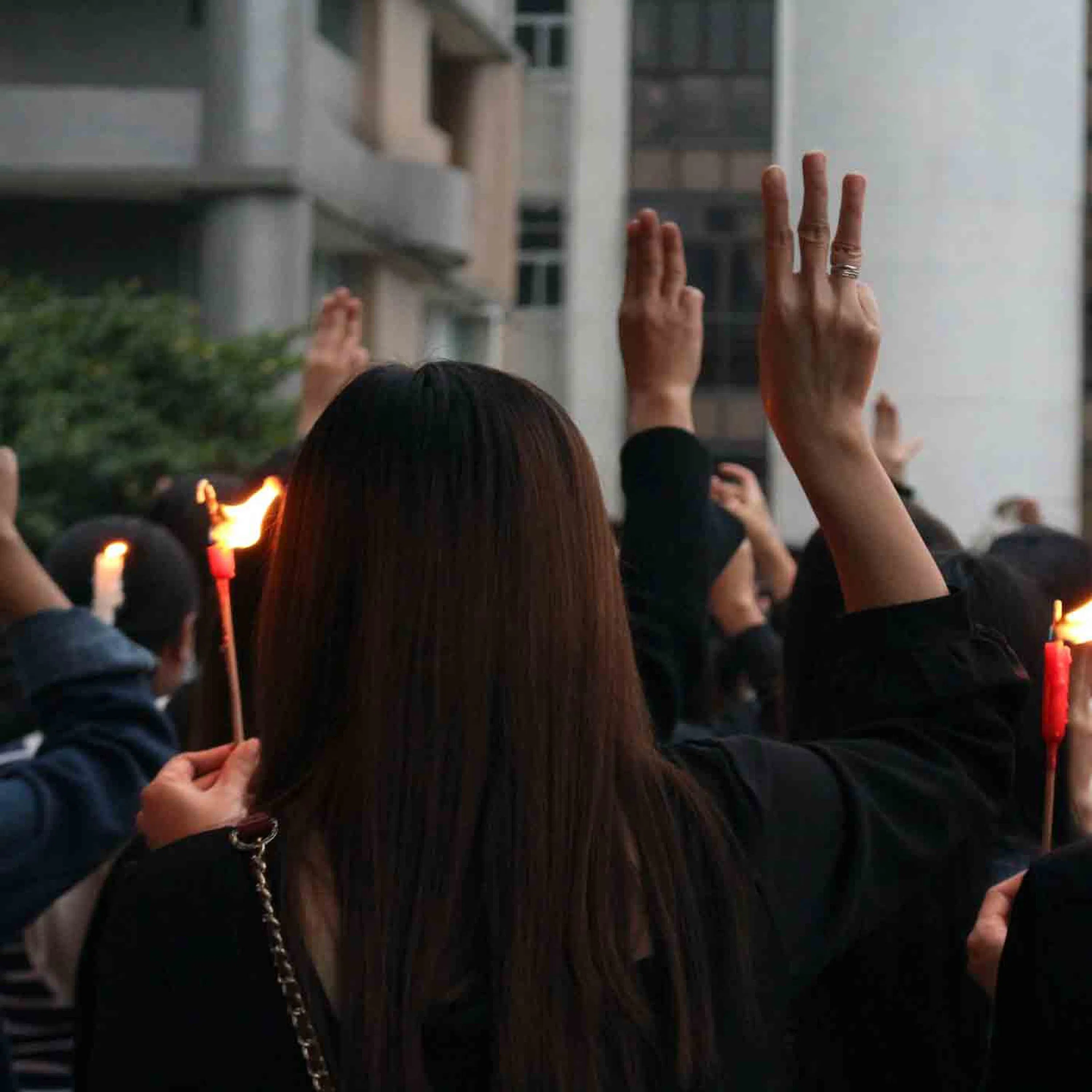 Qu’est-ce que le salut à trois doigts ?